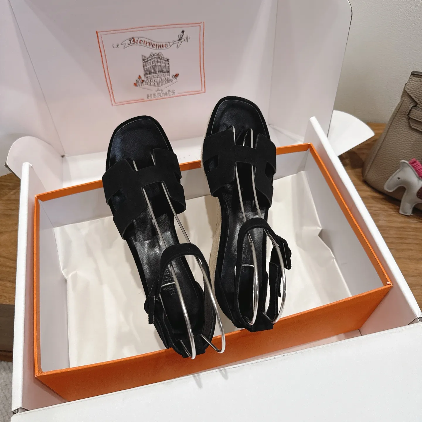 👟👟Ex-factory price 720👟👟 Hermes... a Eclair 2025 new color + popular series, the version is super positive, with a certain thickness, which makes the legs longer! Breathable, comfortable calfskin, spring and summer color matching, this item is both beautiful and comfortable! Channel supply code size: 35-39 can be ordered as 40.41 with airplane box ➕20